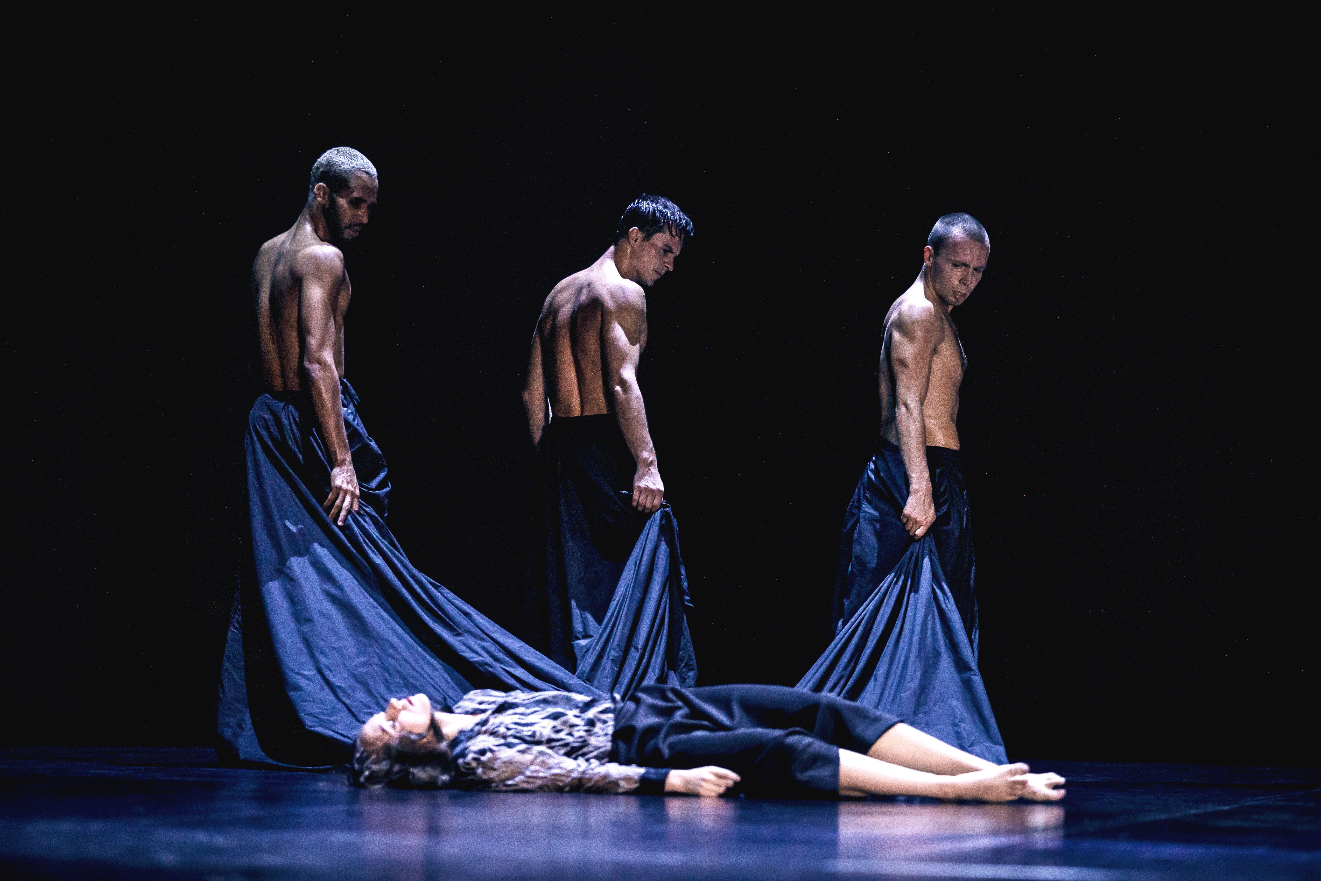 „TRANSIT“ von Wagner Moreira. Tanz: Pedro Henrique Ferreira, Leander Veizi, Vincent Wodrich, Fatima Lopez Garcia