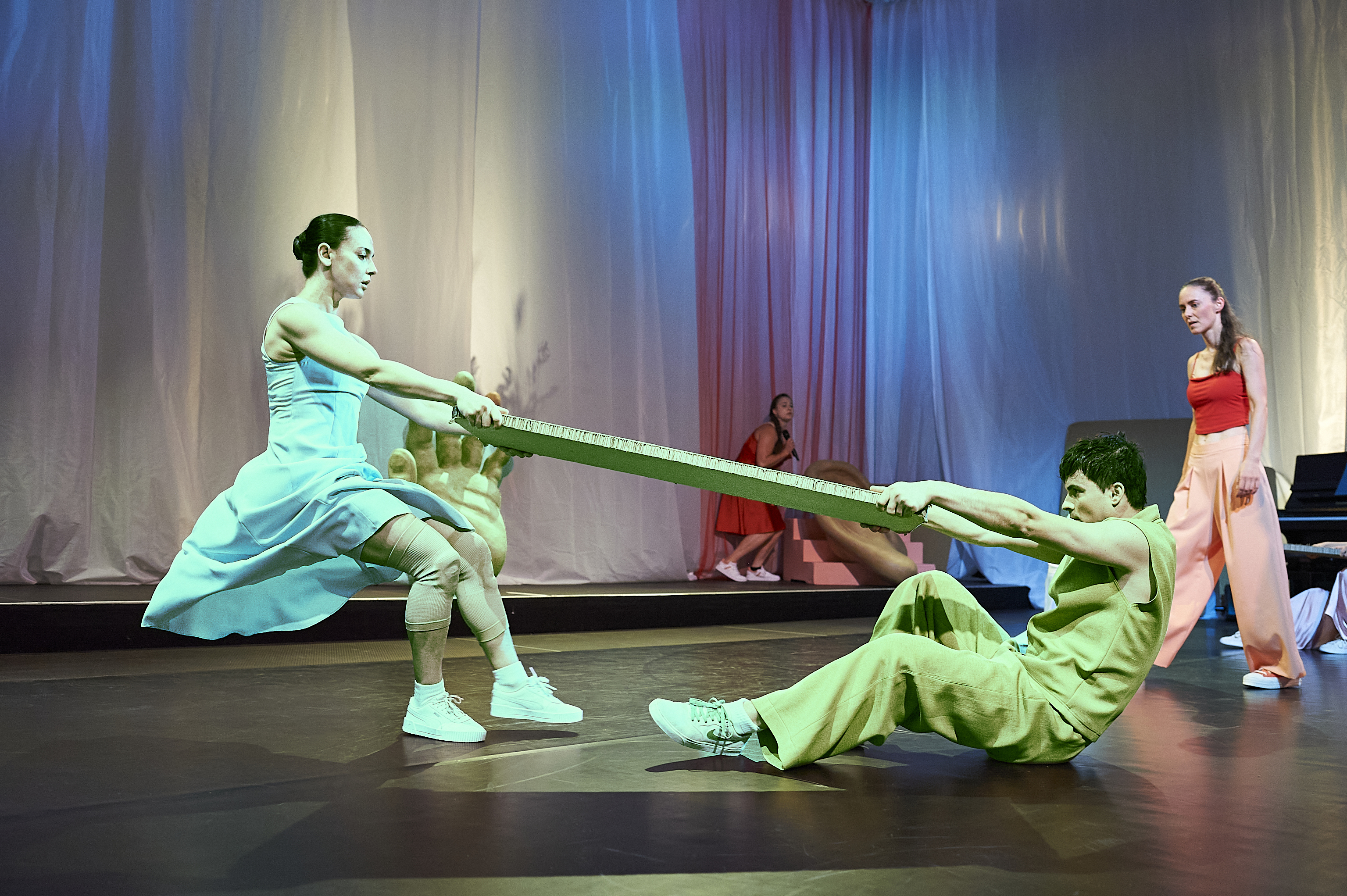 „Come As You Are“ von Wagner Moreira, Tanz: Vittoria Carpegna, Leander Veizi, Kathrin Berg, Sophie Juliana Pollack