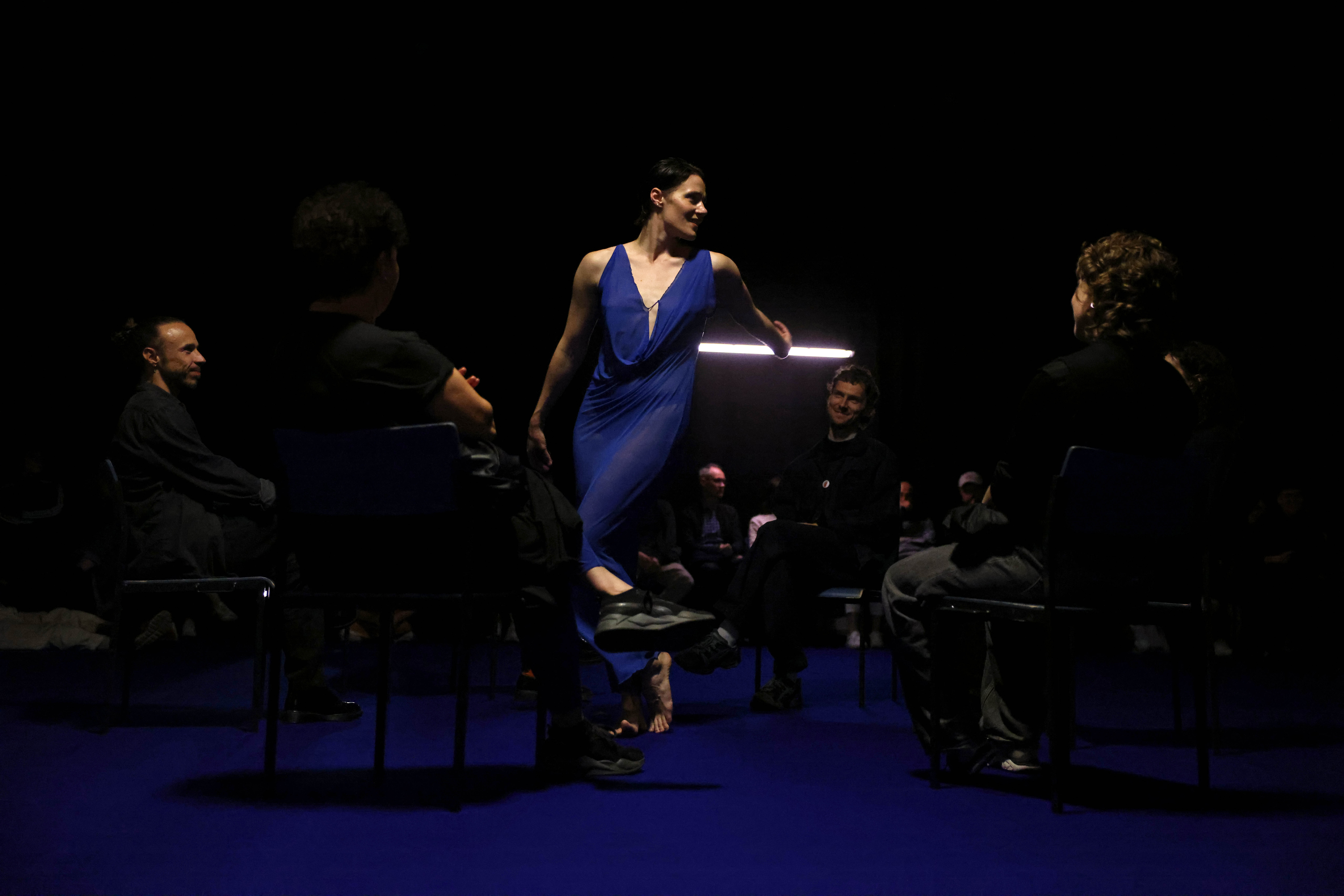 „This resting, patience“ Ewa Dziarnowska beim International DANCE Festival München, Tanz: Leah Marojević