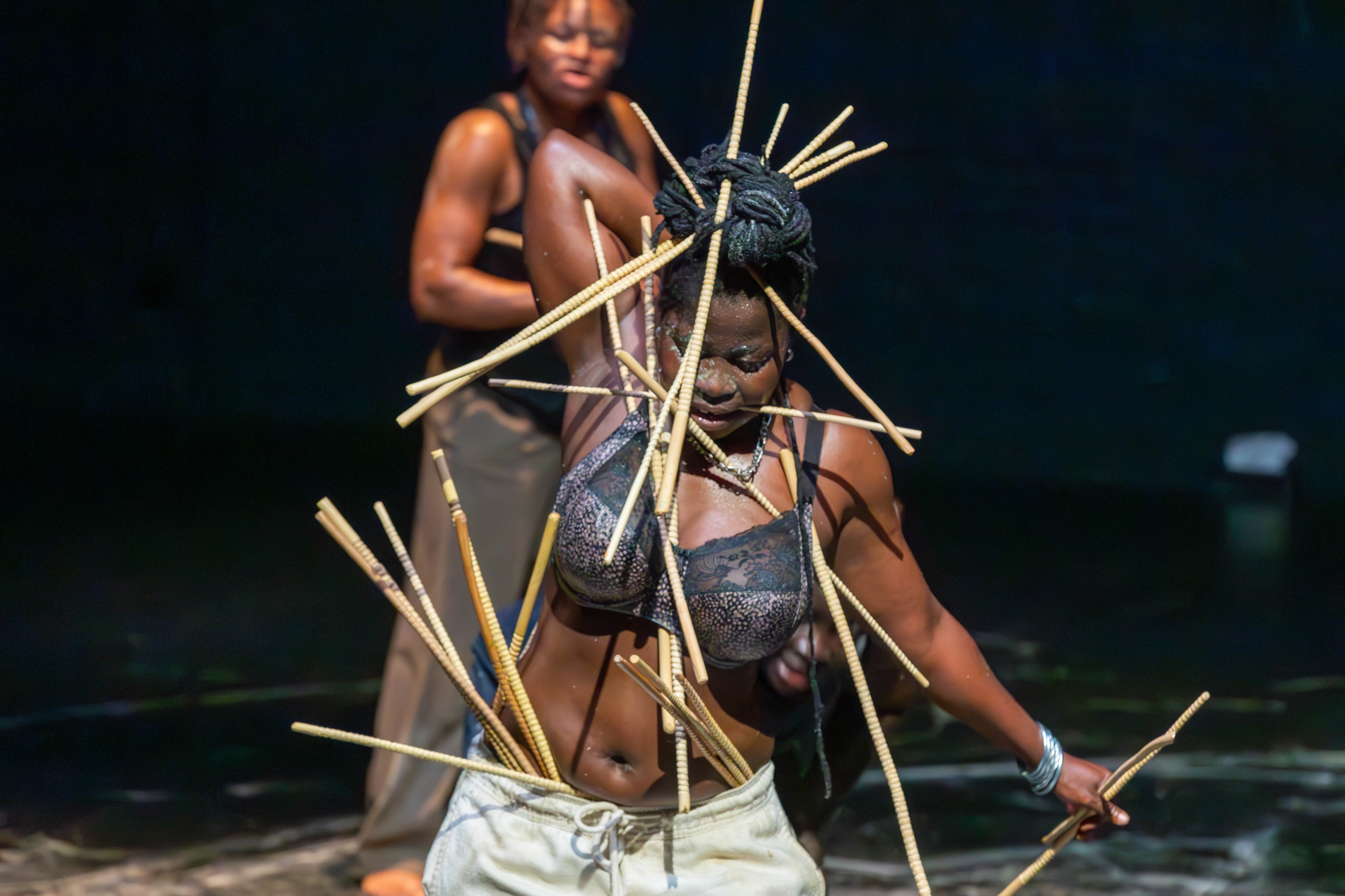 „ÉPIQUE ! (FOR YIKAKOU)“ von Nadia Beugré, Tanz: Nadia Beugré und Charlotte Dali