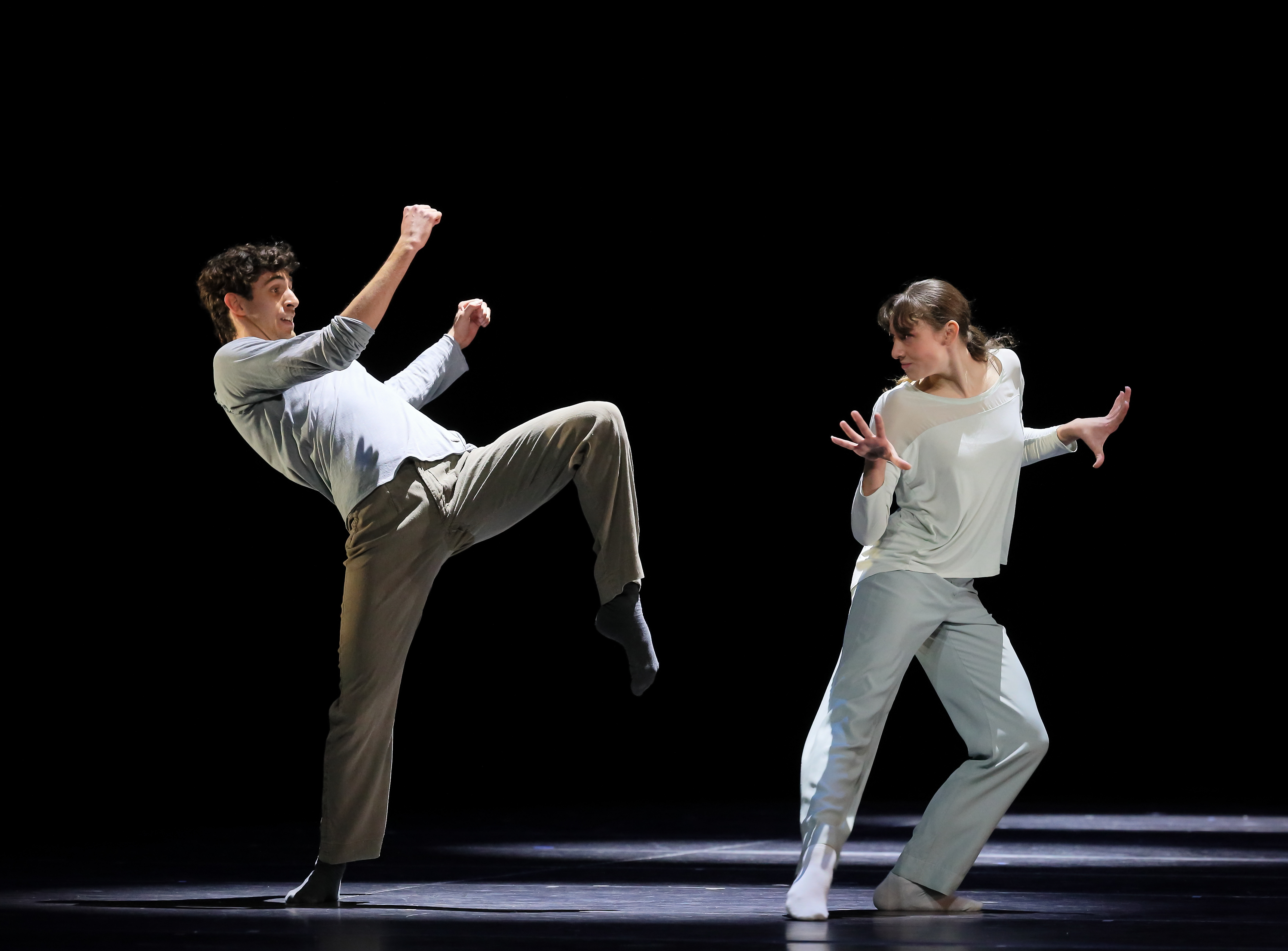 „The New 45“ von Richard Siegal / Herbst-Matinee der Heinz-Bosl-Stiftung, Tanz: Apolline Hartz und Guillermo González Maroto vom Bayerischen Junior Ballett München