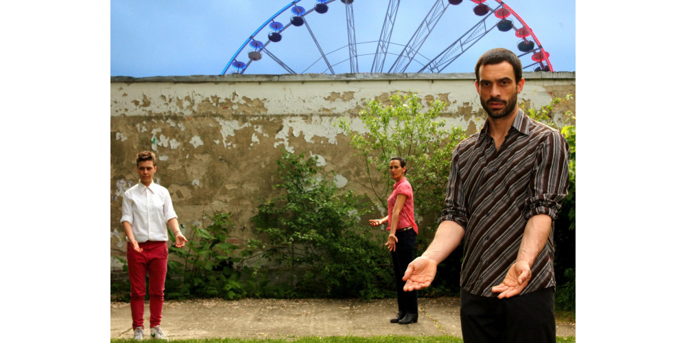 „Erasing Café M“ von Sebastian Blasius. Tanz: Maya Weinberg, Yaara Dolev und Joris Kamelien