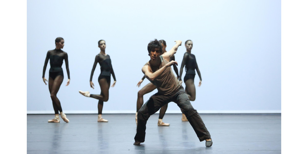 Javier Amo mit dem Ensemble des Bayerischen Staatsballett in „UNITXT“ von Richard Siegal