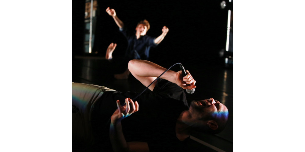 „Antigone Sr Twenty Looks or Paris is Burning at the Judson Church“ von Trajal Harrell (L)