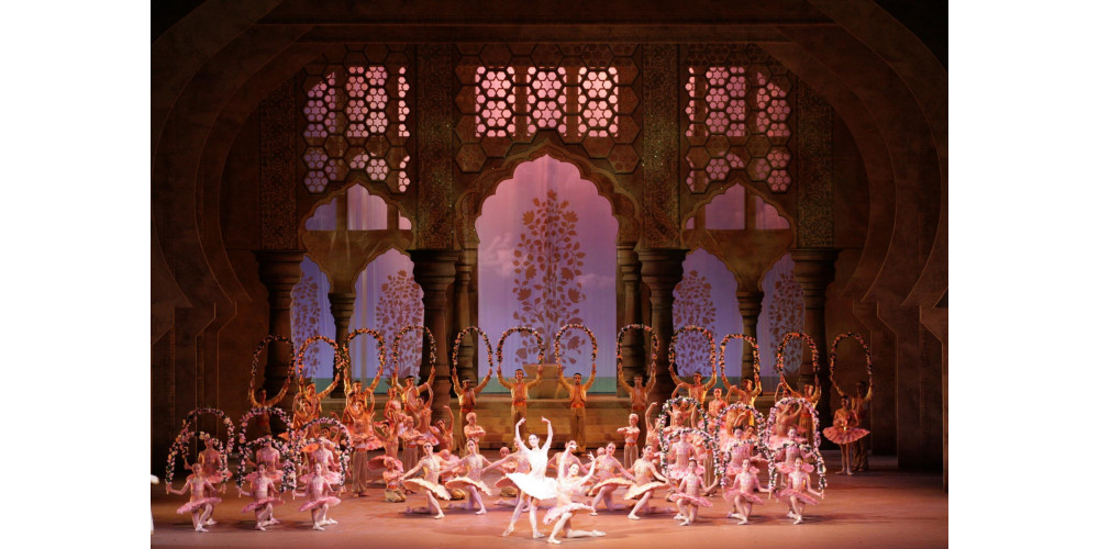 „Le Corsaire“ mit Natalia Kalinitchenko, Lisa-Maree Cullum und dem Kinderensemble