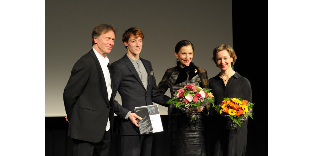 Preisträger Jonah Cook (2. v. l.) mit den JurorInnen Ivan Liska, Prof. Birgit Keil und Gigi Hyatt (v. l. n. r.)