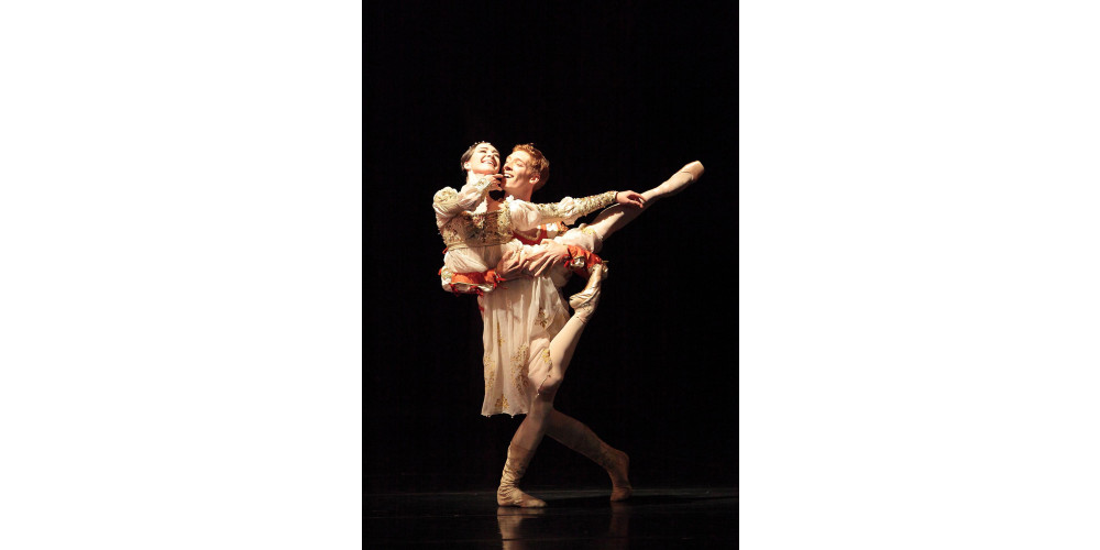 Jonah Cook mit Ksenia Ryzhkova in „Romeo und Julia“ von John Cranko