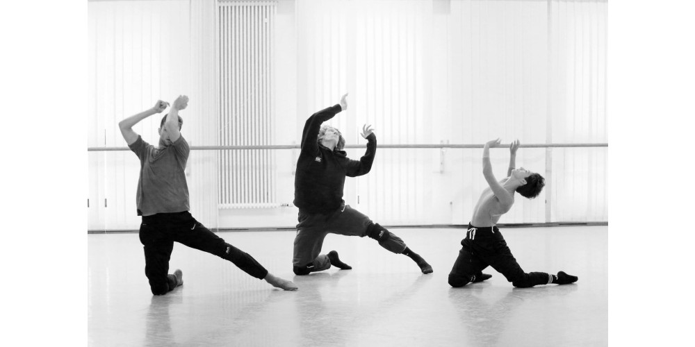 Dustin Klein bei der Probe für den Abend „Junge Choreographen“. Tanz:  Matteo Dilaghi, Jonah Cook und Maria Daniela González Muñoz