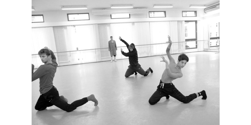 Dustin Klein bei der Probe für den Abend „Junge Choreographen“ . Tanz: Matteo Dilaghi, Luis Lüps, Jonah Cook und Maria Daniela González Muñoz