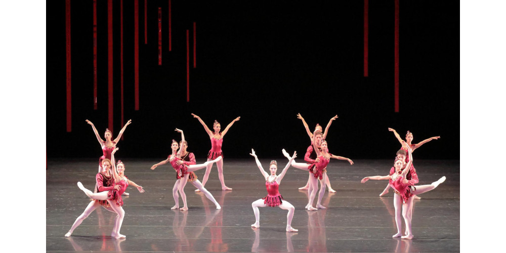 Letzte Proben von „Jewels“ am Bayerischen Staatsballett. Tanz: Prisca Zeisel mit Ensemble in „Rubies“