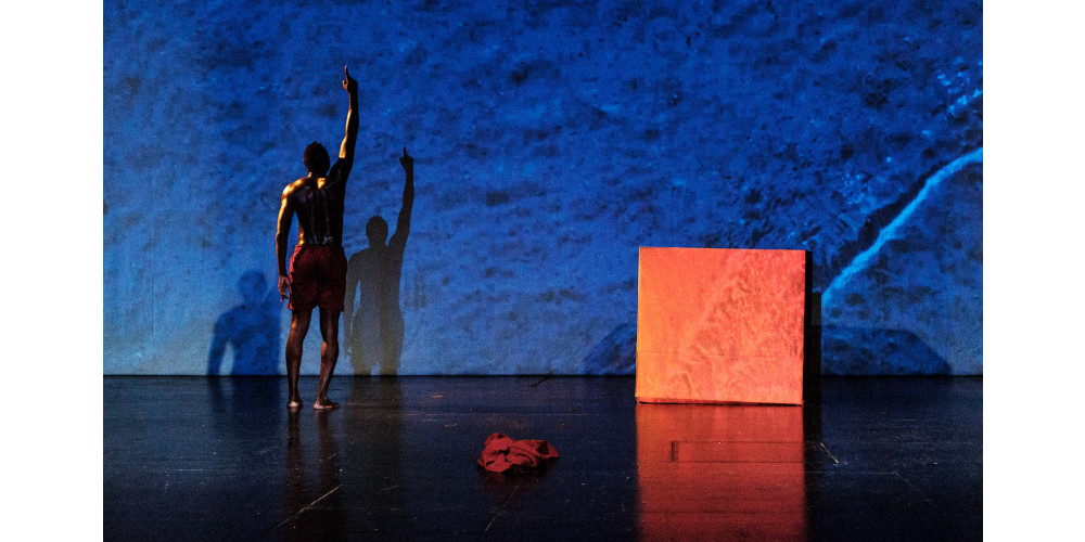 &quot;Je sors de nulle part mais d'un trou obscur&quot; von Taigué Ahmed