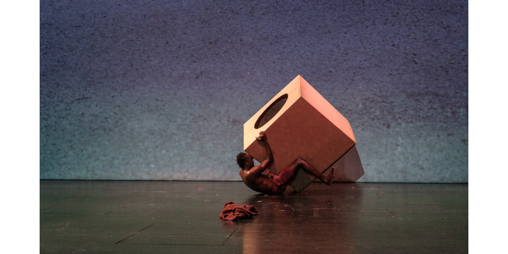 „Je sors de nulle part mais d'un trou obscur“ von Taigué Ahmed