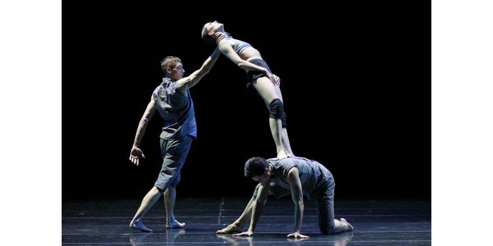 „Broken Fall“ von Russell Maliphant; Jeanette Kakareka, Jonah Cook &amp; Jinhao Zhang