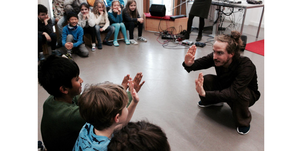 &quot;Fliegende Wörter&quot; von Ceren Oran; im Rahmen von Fokus Tanz, explore dance - Netzwerk Tanz für junges Publikum