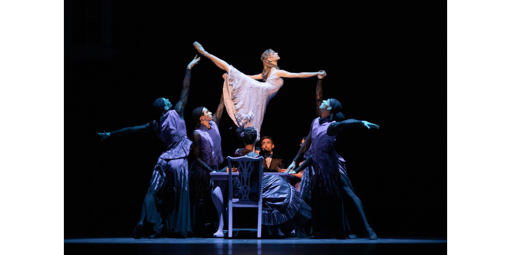 Madison Young als Cinderella mit den vier Schicksalen