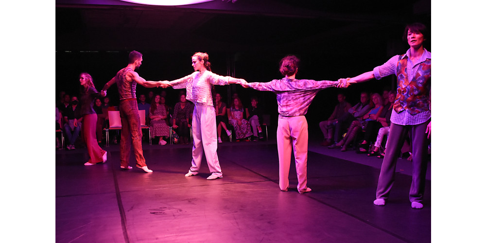 „I Forgot to Remember“ von Simone Elliott. Tanz: Ensemble.