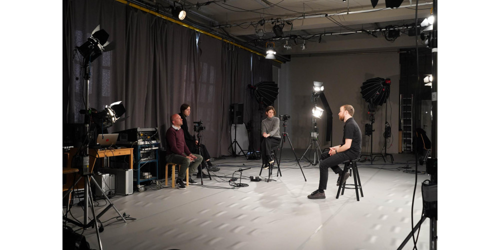 Moritz Ostruschnjak zusammen mit der Filmcrew (Terry Kohler + Anne und Marie Gryczka von Rue Nouvelle/Paris) beim Dreh zu „7 thoughts of dance“