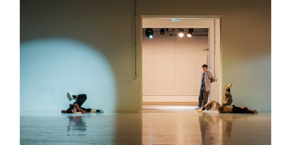 „100.80.40 – rats in the living room /études pathétiques“ von Micha Purucker. Tanz: Aurora Bonetti, Linus Jansner, Polina Sonis