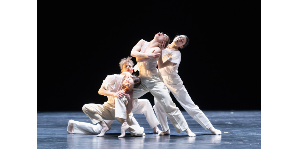 Internationale Ballett- und Tanzgala Augsburg 2023, Ensemble Tanz des Pfalztheaters Kaiserslautern. Tanz: Camilla Marcati, Camilla Orlandi, Emelie Anna Söderström, Jura Wanga