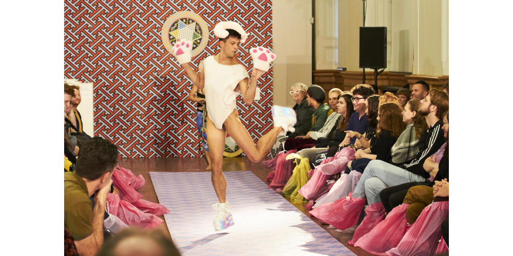 „Make Banana Cry“ von Andrew Tay &amp; Stephen Thompson