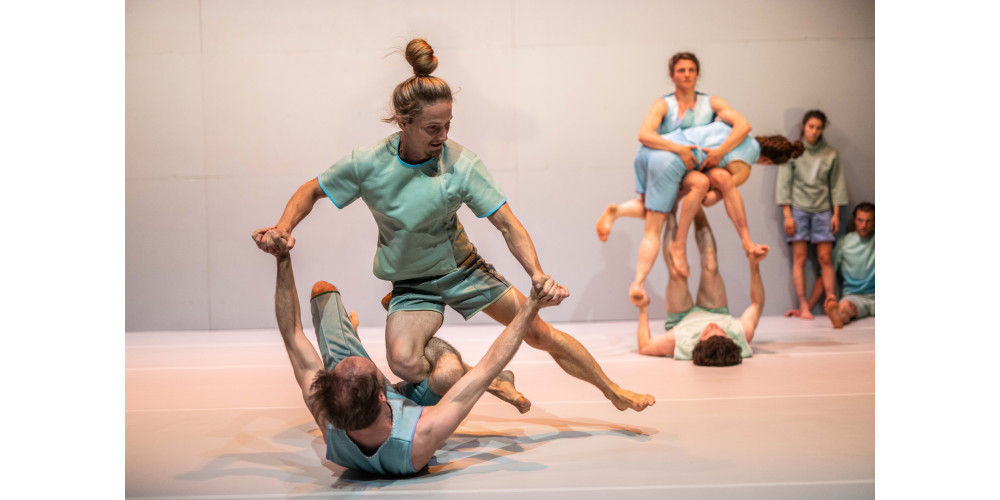 „Foreshadow“ von Alexander Vantournhout / not standing