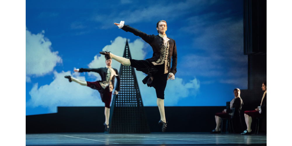 „Le Parc“ von Angelin Preljocaj. Tanz: Julian MacKay, Ensemble