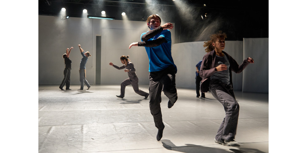 „episodes of glam + gutter“ von micha purucker. Tanz: vorne: Marcos Nacar, hinten: Polina Sonis und Michal Heriban, Mitte Hikaru Osakabe und Aurora Bonetti