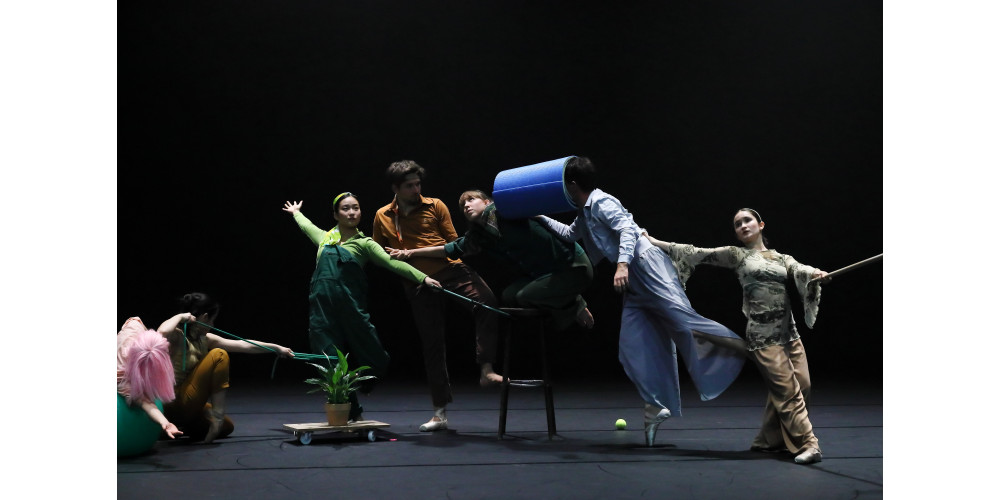 Biennale Tanzausbildung 2024: Hochschule für Musik und Darstellende Kunst Frankfurt am Main mit „For long“ von Nicole Beutler