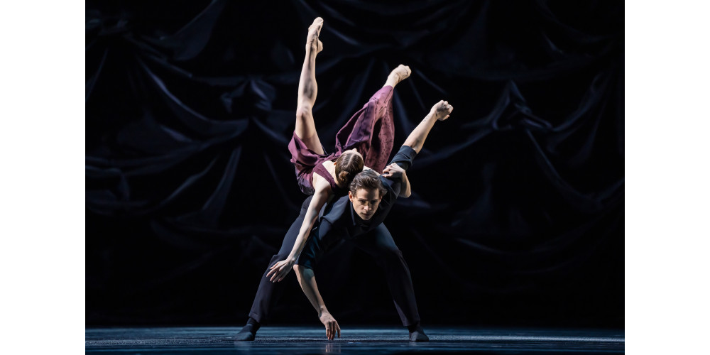 Ballettabend „Duato / Skeels / Eyal“: „White Darkness“ von Nacho Duato. Tanz: Madison Young und Jakob Feyferlik