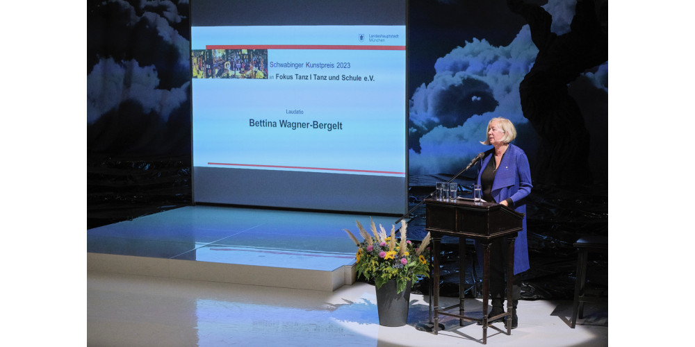 Bettina Wagner-Bergelt bei ihrer Laudation zum Schwabinger Kunstpreis 2023 für Fokus Tanz