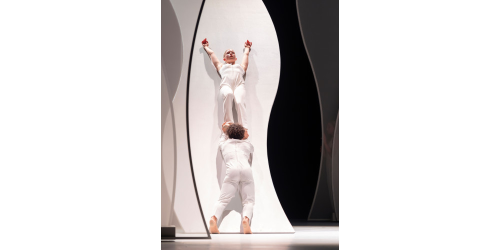 Tanzabend „Maillot/León &amp; Lightfoot“, „Les Noces“ von Jean-Christophe Maillot, Tanz: Luca Branca und Lisa Van Cauwenbergh am Staatstheater Nürnberg Ballett