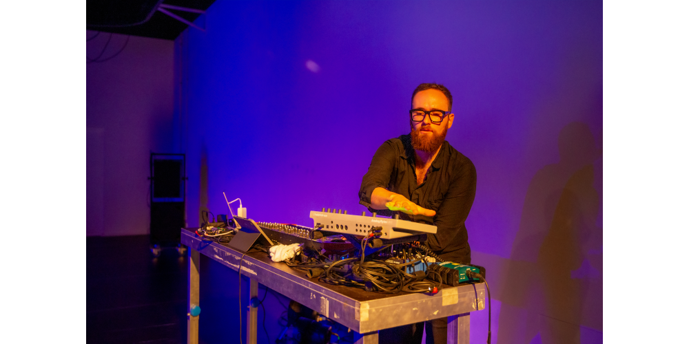 „see the music- and dance! Ein gelebtes Experiment” von Johanna Richter, Musik: Conrad Hornung (Klangkünstler)