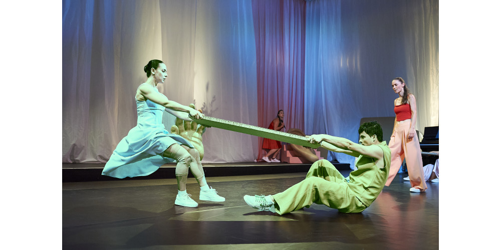 „Come As You Are“ von Wagner Moreira, Tanz: Vittoria Carpegna, Leander Veizi, Kathrin Berg, Sophie Juliana Pollack