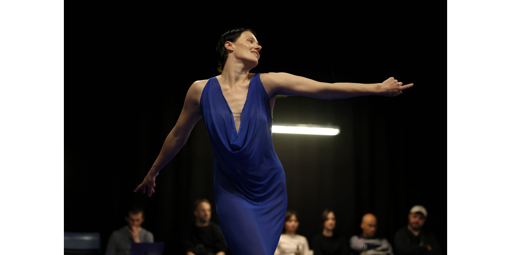 „This resting, patience“ Ewa Dziarnowska beim International DANCE Festival München, Tanz: Leah Marojević