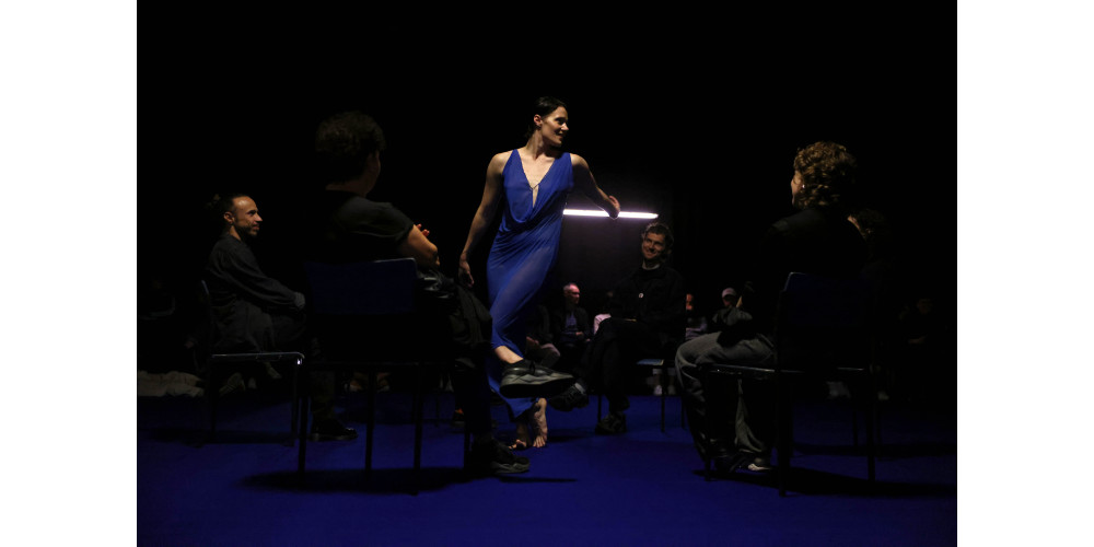 „This resting, patience“ Ewa Dziarnowska beim International DANCE Festival München, Tanz: Leah Marojević